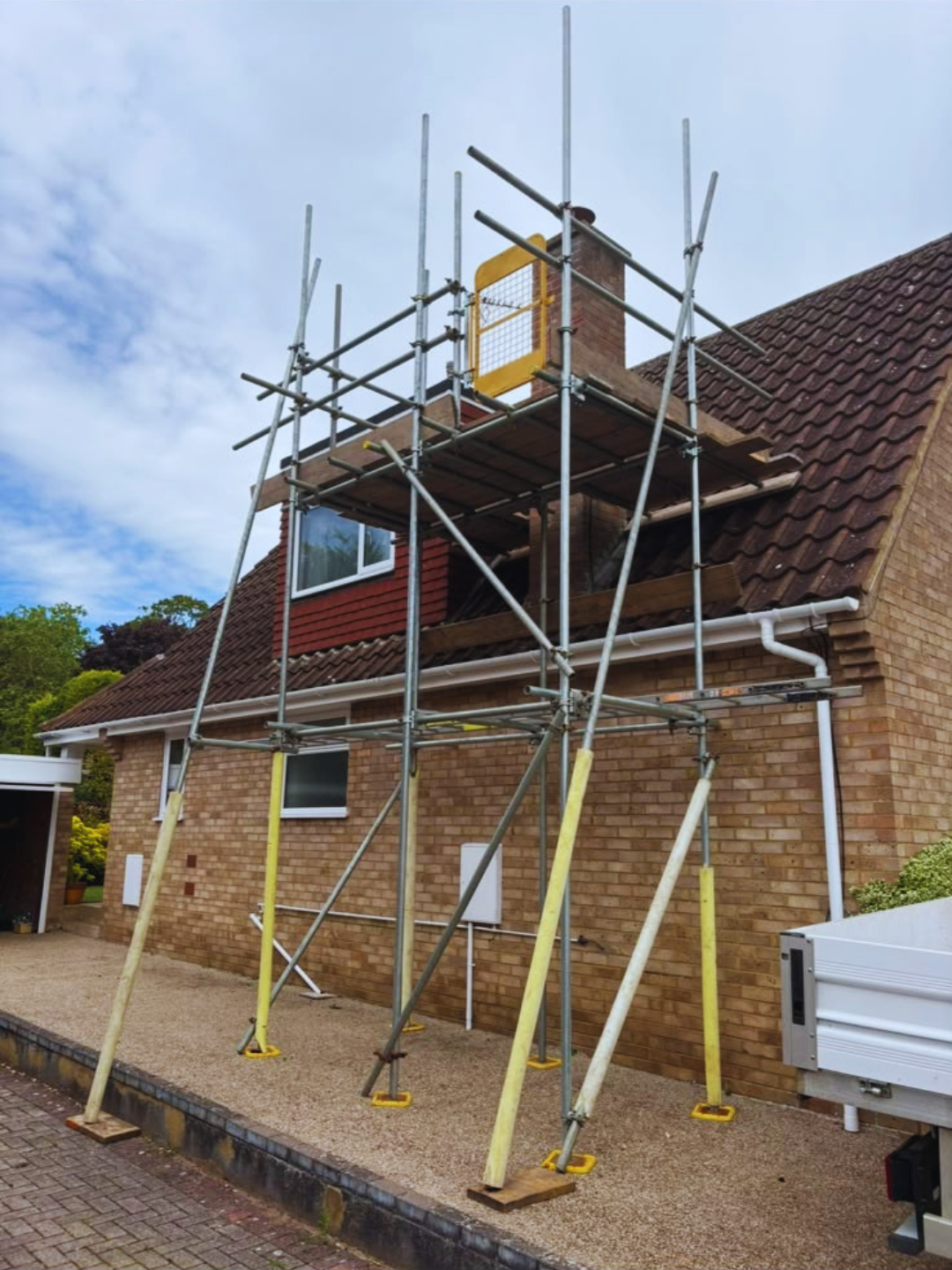 Independent chimney scaffold with raking supports to a bungalow chimney stack