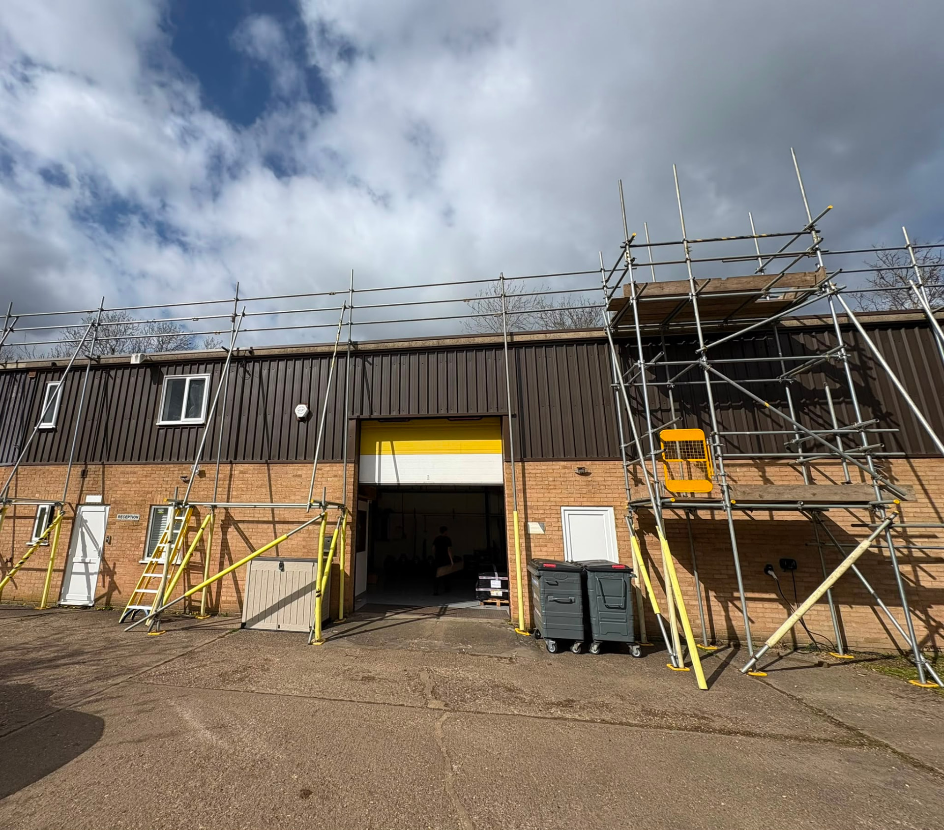 Edge protection scaffolding to a commercial industrial unit